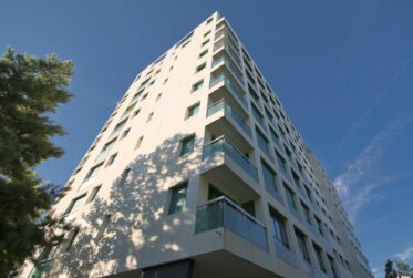 8 Rooms Appartement, Attique