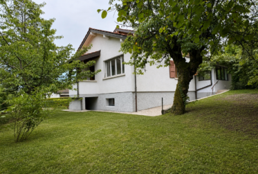 Maison individuelle de 7 pièces entièrement rénovée, idéale pour une famille, située dans un magnifique cadre verdoyant à Chambésy et disponible immédiatement.