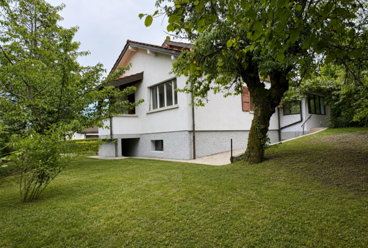 Fully renovated detached 7-room family home with garden in a beautiful green residential setting in Chambésy, available immediately.