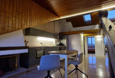 4 Rooms Appartement, Attique