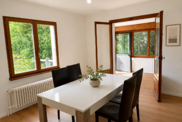 Maison individuelle de 7 pièces entièrement rénovée, idéale pour une famille, située dans un magnifique cadre verdoyant à Chambésy et disponible immédiatement.