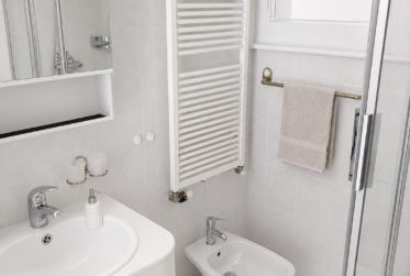 Maison individuelle de 7 pièces entièrement rénovée, idéale pour une famille, située dans un magnifique cadre verdoyant à Chambésy et disponible immédiatement.
