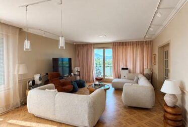 Renovated 6-Room Apartment with Balconies and Salève Views in Champel, Geneva