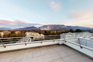 8 Rooms Appartement, Attique