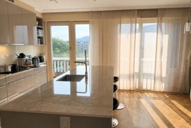 Renovated 6-Room Apartment with Balconies and Salève Views in Champel, Geneva