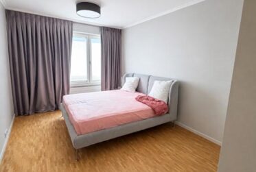 Renovated 6-Room Apartment with Balconies and Salève Views in Champel, Geneva