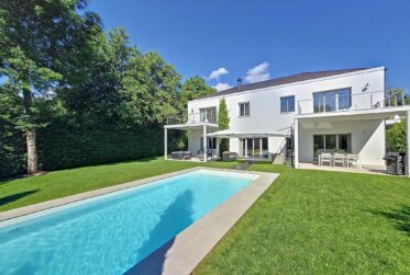 8-Room Villa with Pool