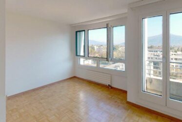 8 Rooms Appartement, Attique
