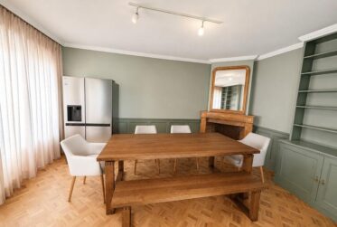 Renovated 6-Room Apartment with Balconies and Salève Views in Champel, Geneva