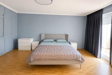 Renovated 6-Room Apartment with Balconies and Salève Views in Champel, Geneva