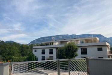 CHAMPEL _ Appartement 6 pièces avec balcon dans un endroit très calme