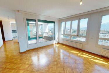 8 Rooms Appartement, Attique