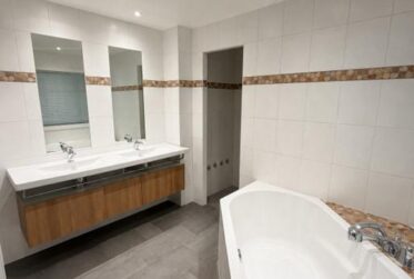 Renovated 6-Room Apartment with Balconies and Salève Views in Champel, Geneva