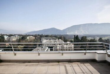 8 Rooms Appartement, Attique