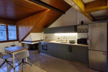 4 Rooms Appartement, Attique