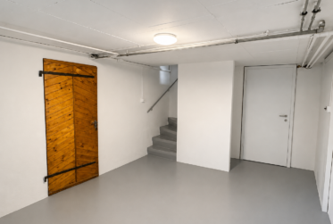 Maison individuelle de 7 pièces entièrement rénovée, idéale pour une famille, située dans un magnifique cadre verdoyant à Chambésy et disponible immédiatement.