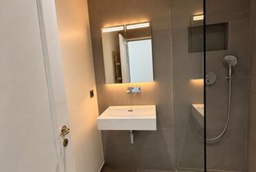 Renovated 6-Room Apartment with Balconies and Salève Views in Champel, Geneva