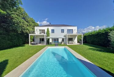 8-Room Villa with Pool
