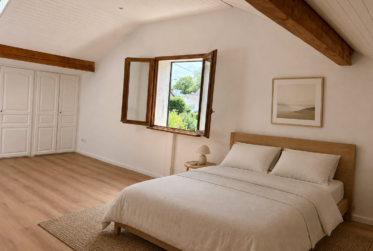 Maison individuelle de 7 pièces entièrement rénovée, idéale pour une famille, située dans un magnifique cadre verdoyant à Chambésy et disponible immédiatement.