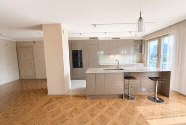 Renovated 6-Room Apartment with Balconies and Salève Views in Champel, Geneva