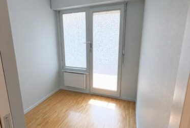 Renovated 6-Room Apartment with Balconies and Salève Views in Champel, Geneva